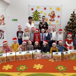 Wizyta Gwiazdora w przedszkolu i wspólne kolędowanie w grupach.