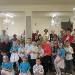Występ świąteczny grupy Jagódek w Dziennym Domu 