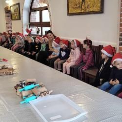 Wycieczka grupy Orzeszki i Jeżyki na warsztaty piernikowe do Chlebowej Chaty 