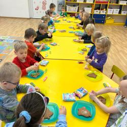 Dekorowanie świątecznych pierniczków 