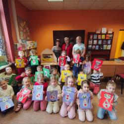 Wiewiórki na warsztatach w bibliotece - Walentynkowy Dzień Kota