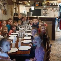 Jagódki na warsztatach pizzy w restauracji 
