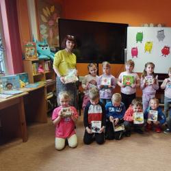 Wiewiórki na warsztatach czytelniczych o spokoju w Książnicy Pedagogicznej