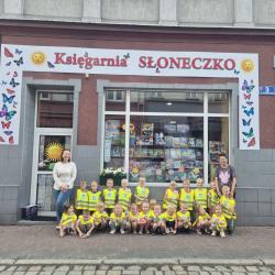Krasnoludki z wizytą w Księgarni Słoneczko poznają zawód sprzedawcy -