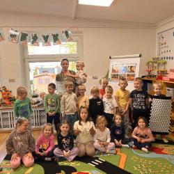 Zajęcia z fizjoterapeutką Panią Anną Gawarzewską  w grupie Jeżyki, Wiewiórki i Jagódki 