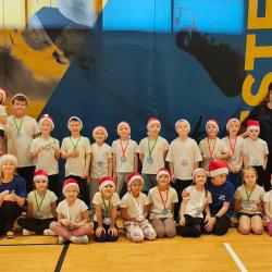 Jagódki na zabawach mikołajkowych w SP2